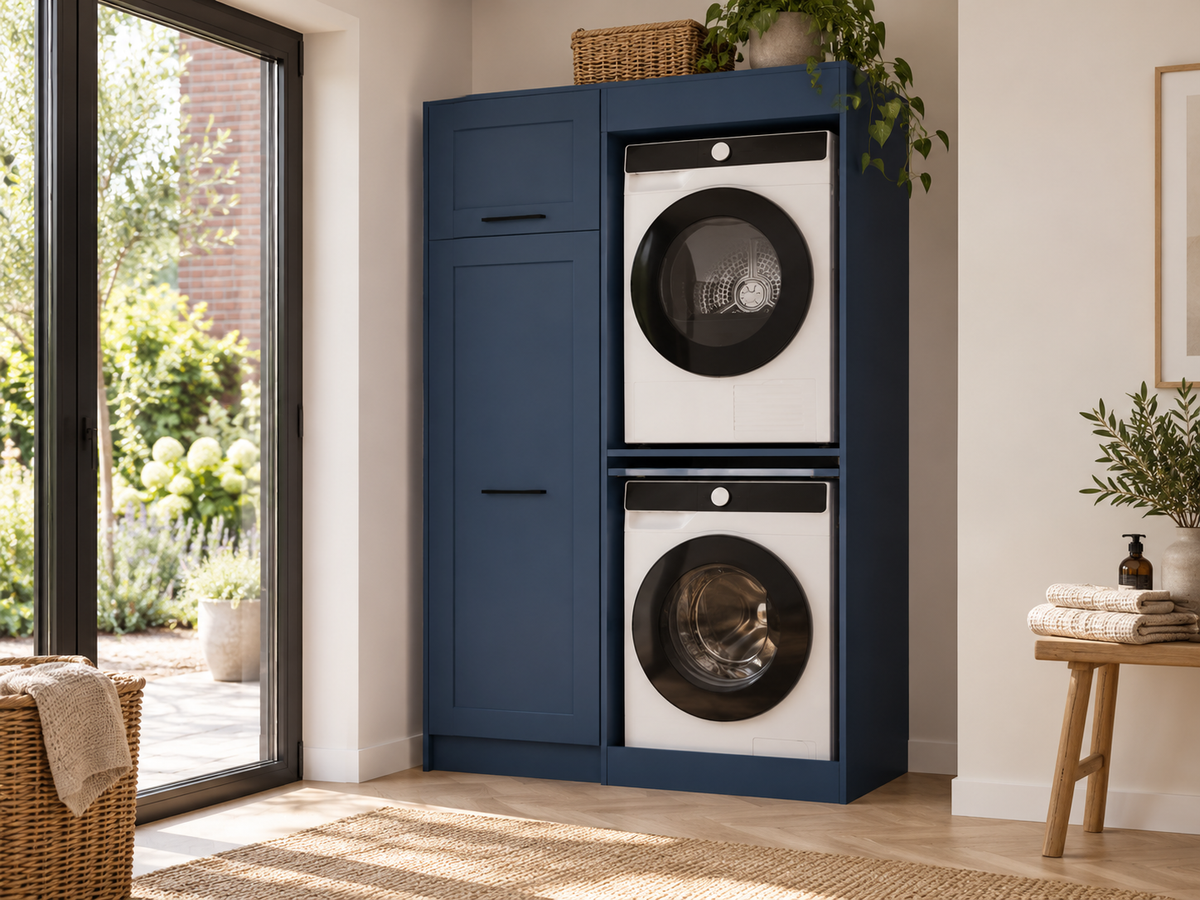 Lichtblauwe wasmachine kast in moderne wasruimte