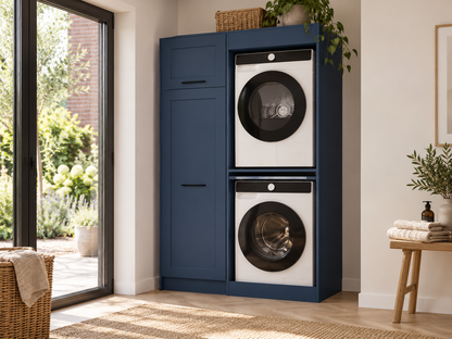 Lichtblauwe wasmachine kast in moderne wasruimte